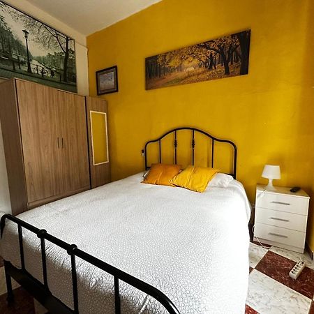 Santa Isabel Low Cost Rooms In Private House Seville Exterior photo