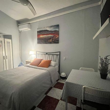 Santa Isabel Low Cost Rooms In Private House Seville Exterior photo