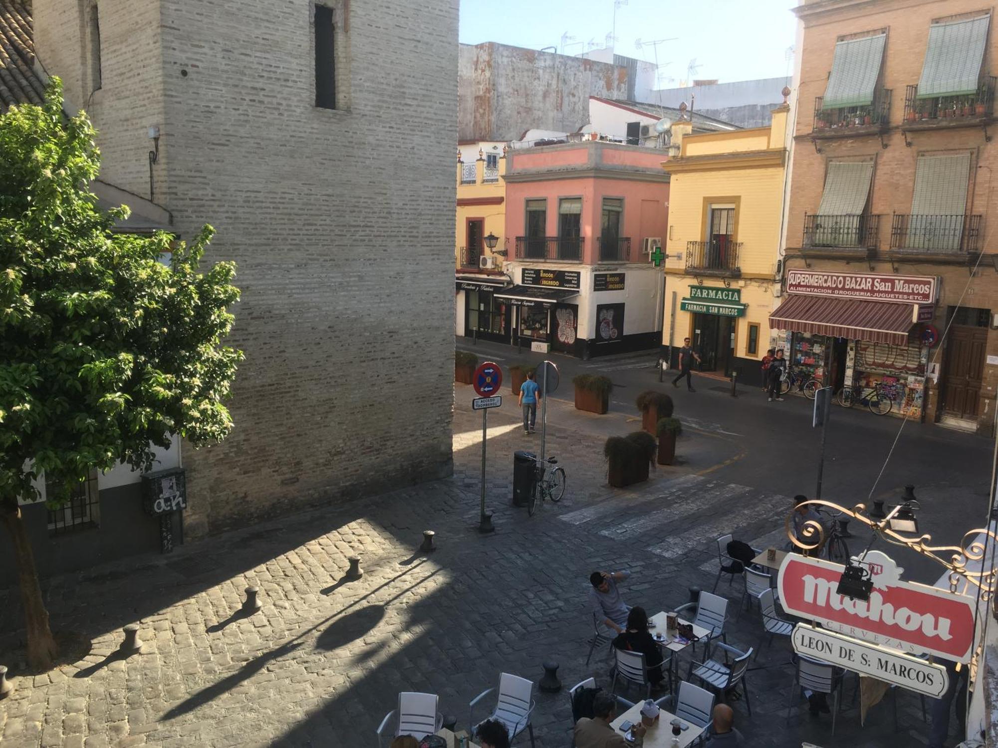 Santa Isabel Low Cost Rooms In Private House Seville Exterior photo