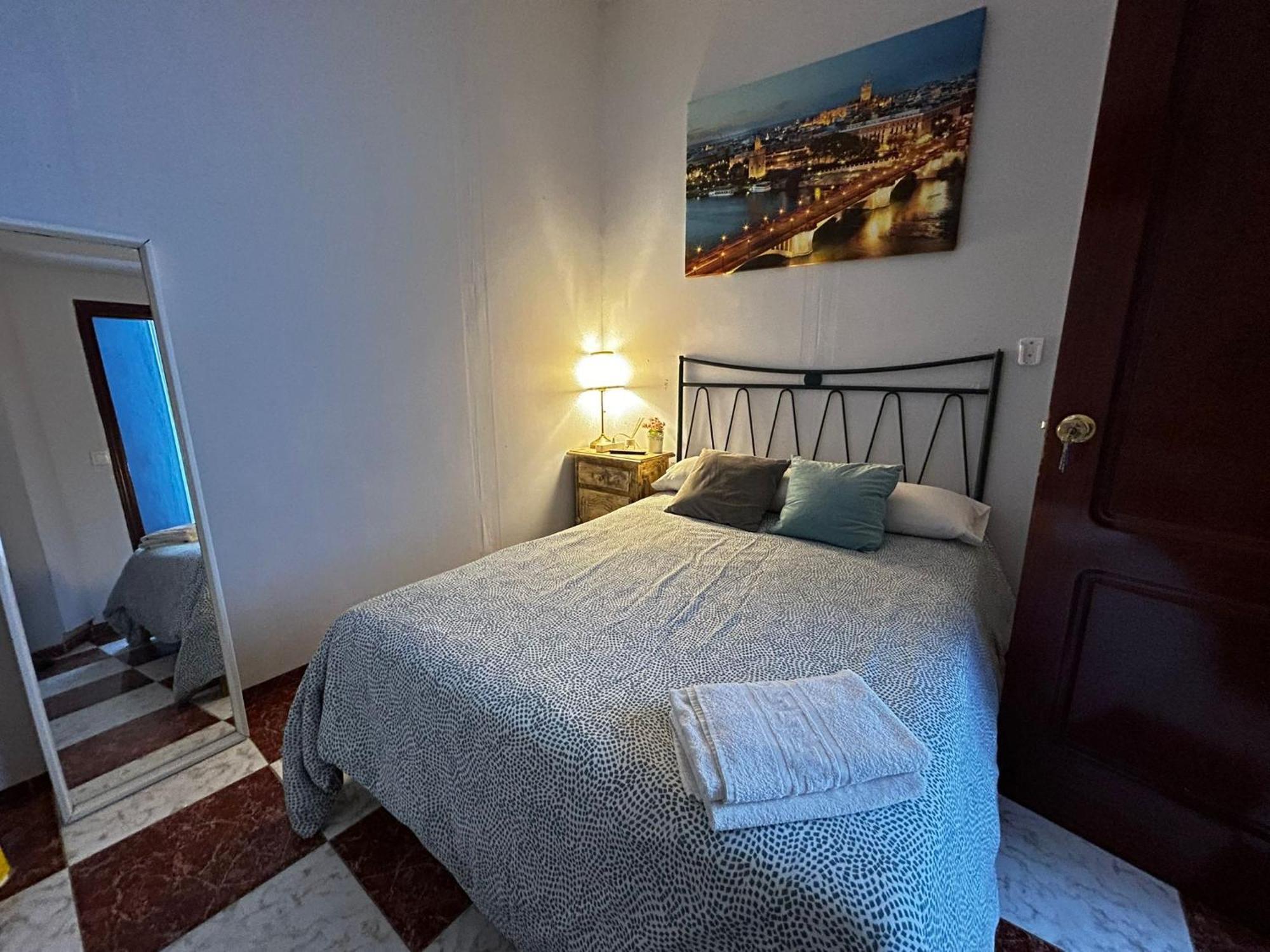 Santa Isabel Low Cost Rooms In Private House Seville Exterior photo