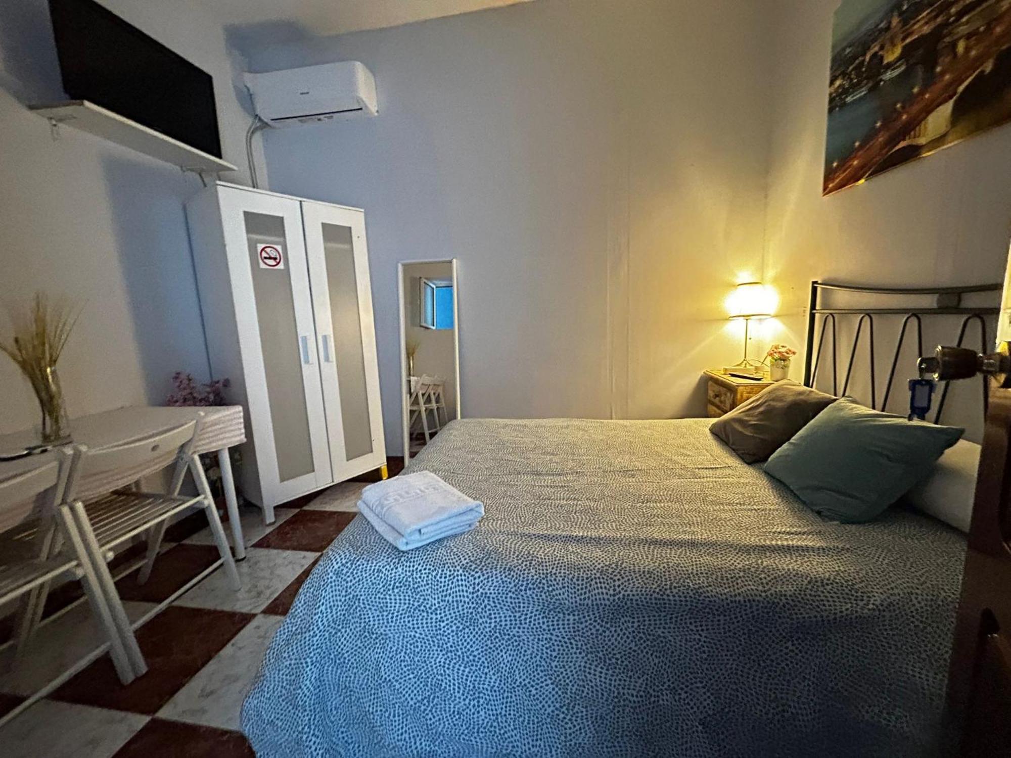 Santa Isabel Low Cost Rooms In Private House Seville Exterior photo