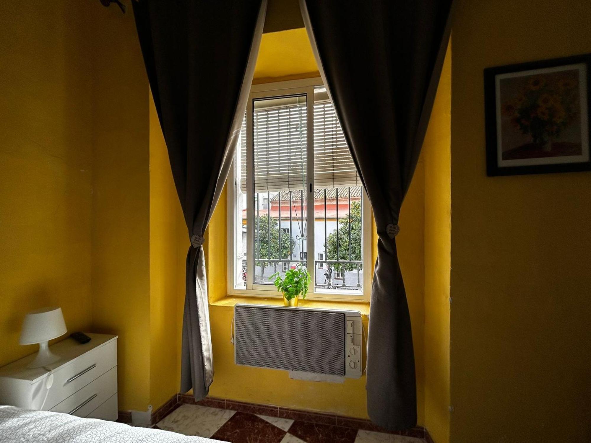 Santa Isabel Low Cost Rooms In Private House Seville Room photo
