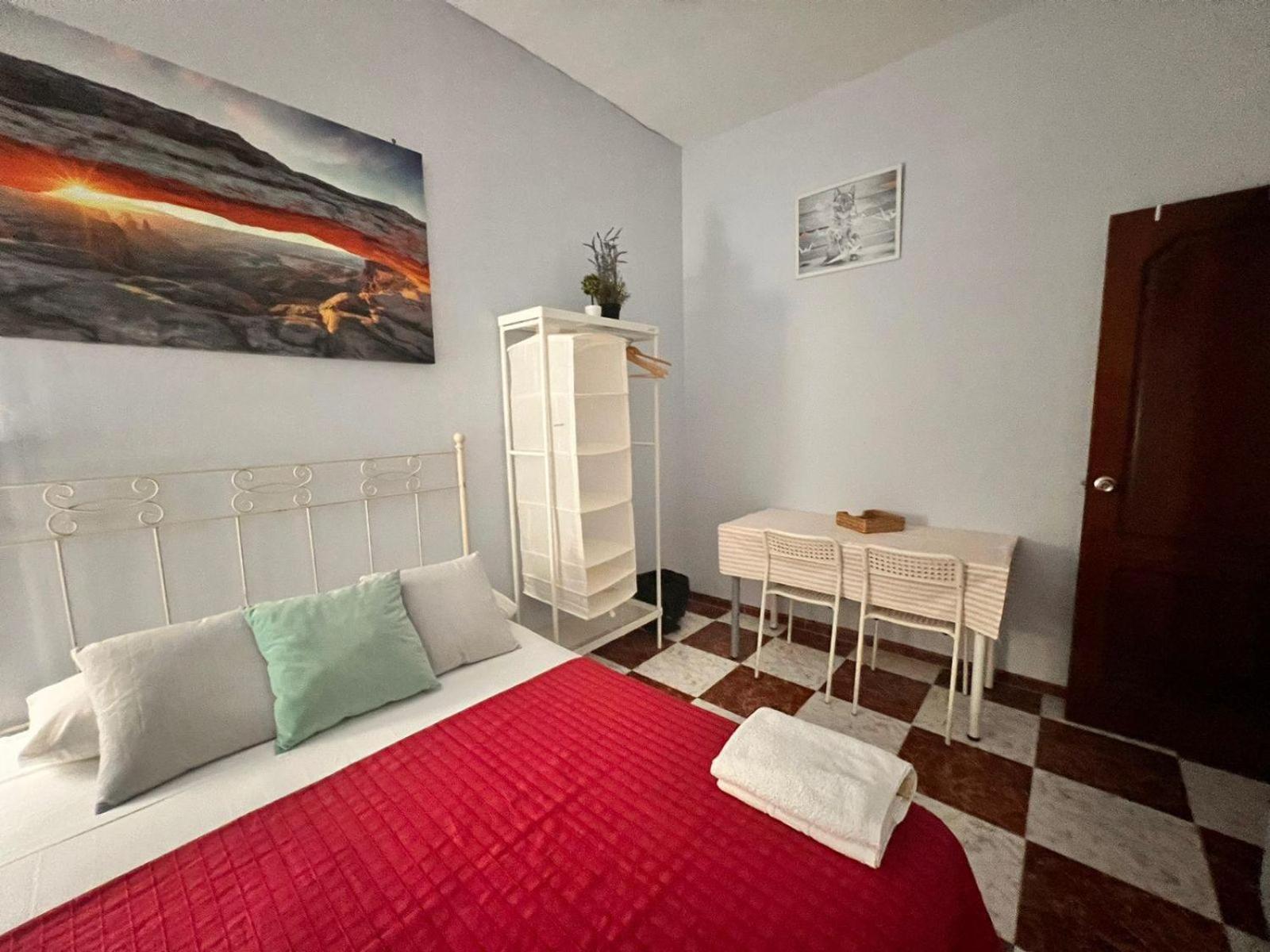 Santa Isabel Low Cost Rooms In Private House Seville Exterior photo