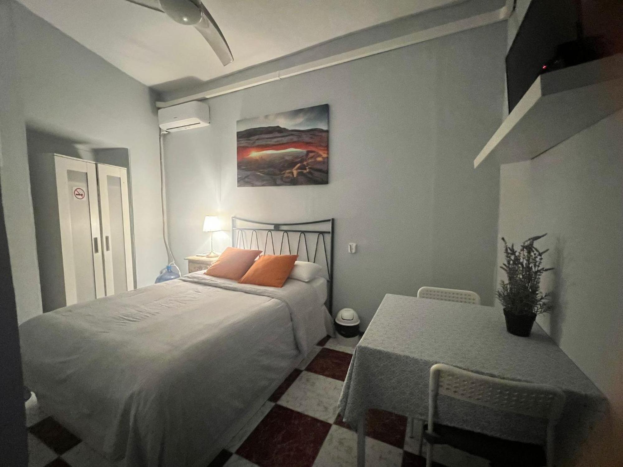 Santa Isabel Low Cost Rooms In Private House Seville Exterior photo