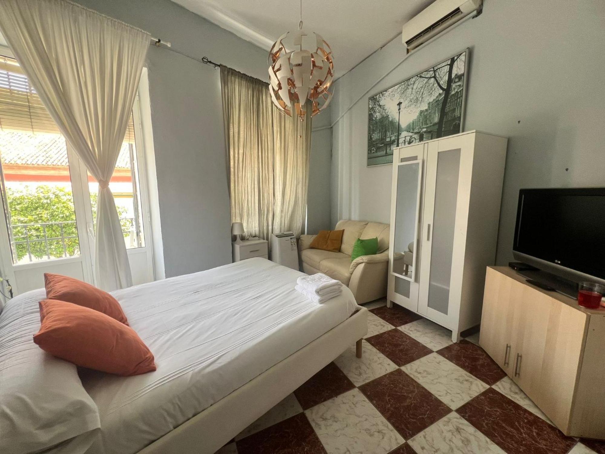 Santa Isabel Low Cost Rooms In Private House Seville Exterior photo