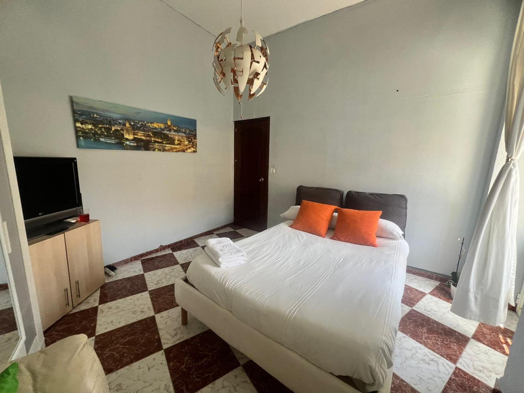 Santa Isabel Low Cost Rooms In Private House Seville Exterior photo